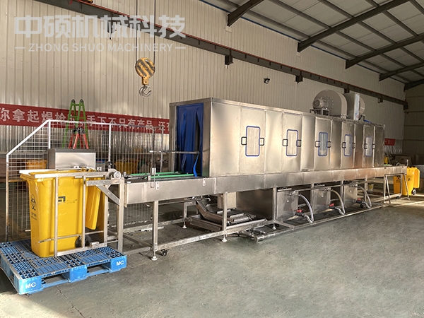 東莞市隧道式醫(yī)廢桶清洗機現(xiàn)場使用實拍，可對接機器人機械手